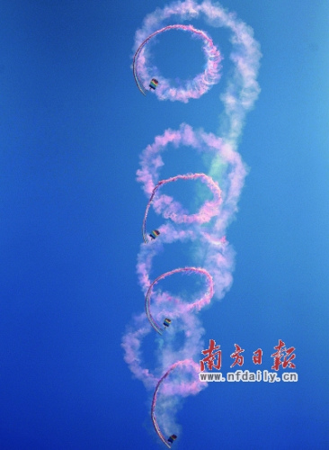 空军八一跳伞队在珠海机场上空进行表演。张由琼 摄 空军八一跳伞队在珠海机场上空进行表演。张由琼 摄