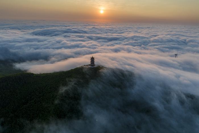 蜂蜜山云雾翻涌