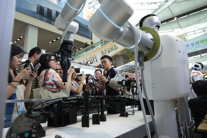 探馆2026世界人工智能大会：人形机器人“大显身手”