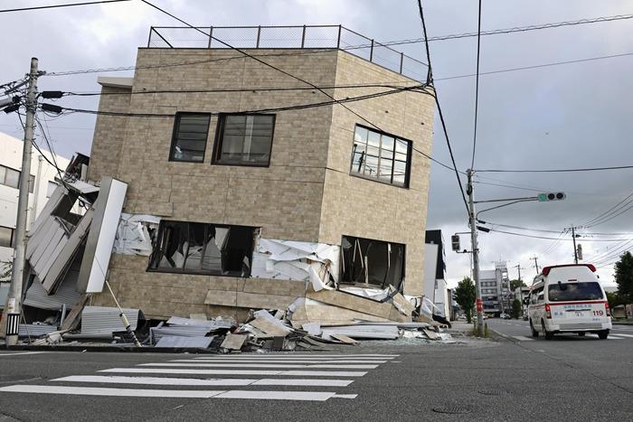 直击日本熊本震后景象 道路损毁建筑物倒塌