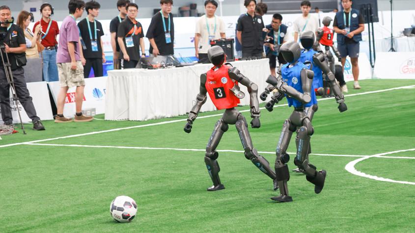 人形机器人运动会足球赛场上演中外对决