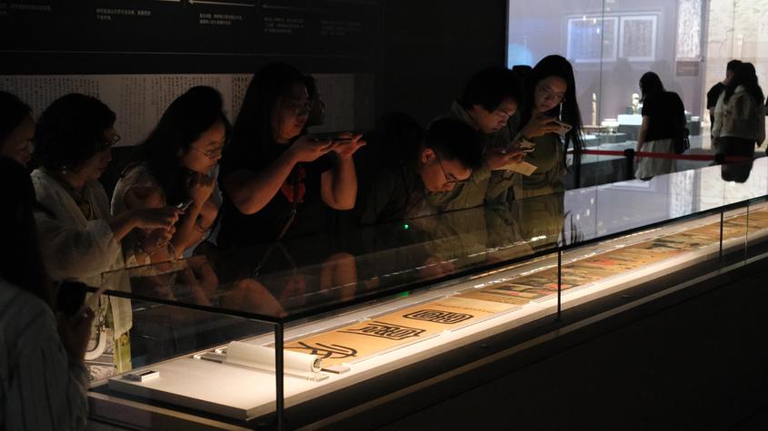《韩熙载夜宴图》杭州展出 增设深夜专场人气足