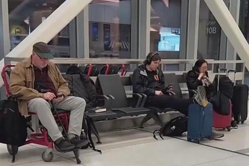 美国纽约拉瓜迪亚机场一客机与消防车相撞