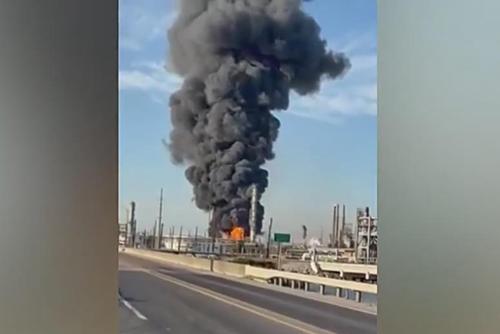美国得克萨斯州一炼油厂发生爆炸
