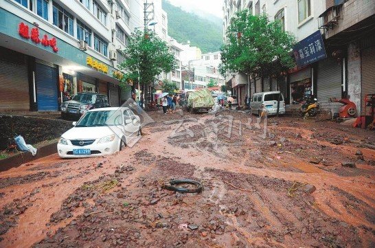 泥石流致彝良灾区安置点千余人午夜大转移(图)