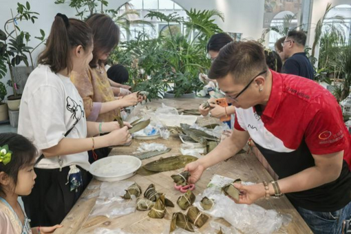 苏州两岸家庭端午包粽子话融合