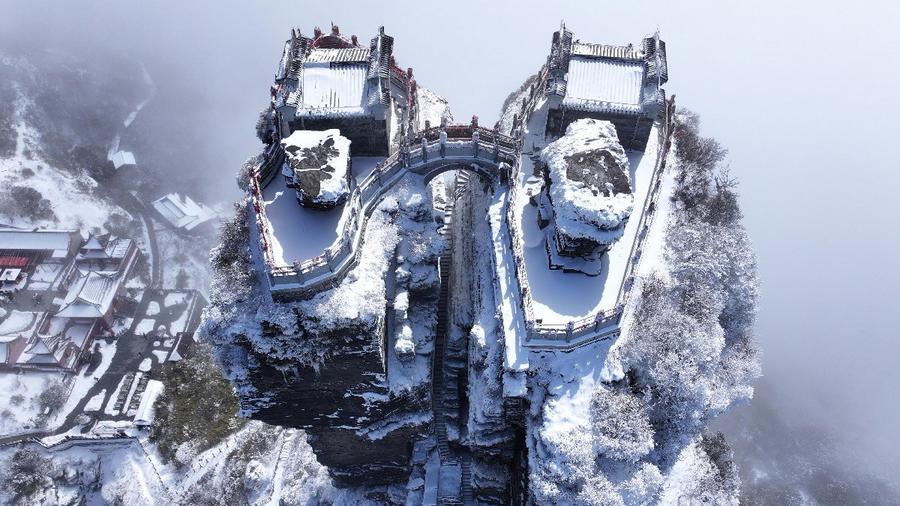 春雪落在梵净山 银装素裹景如画