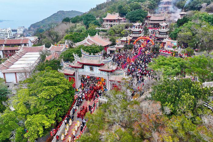 福建湄洲妈祖金身新春省亲布福