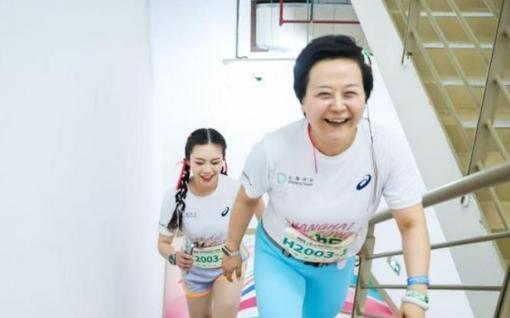 “她”挑战巅峰！女子垂直马拉松亮相中国第一高楼